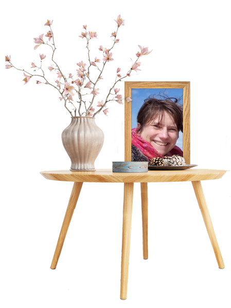 table-et-photo Petite table avec vase et cadre photo L'agenceuse
